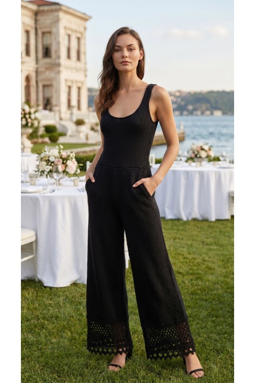 Ein femininer und attraktiver Sommeroverall aus handgestrickter Naturseide
